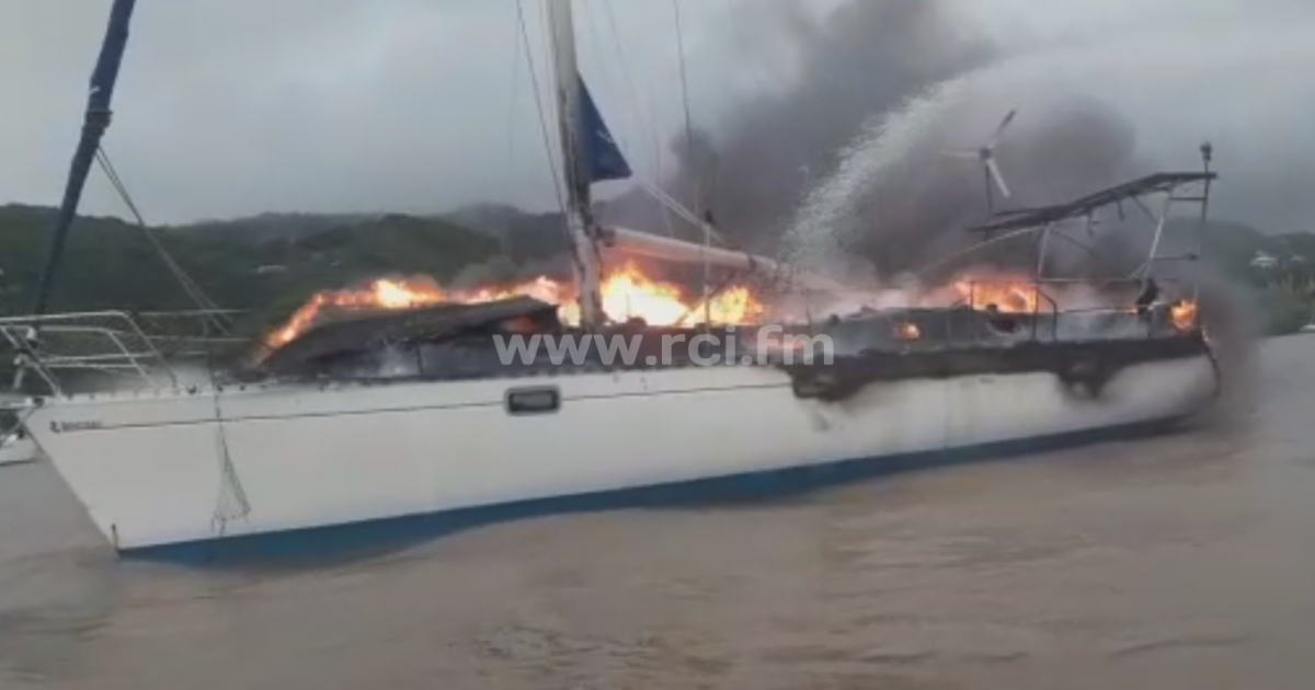     





Un bateau en feu au Marin




