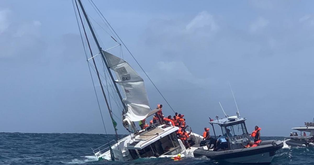 Un catamaran en train de couler au niveau du Cap Ferré à Sainte-Anne (VIDEO)