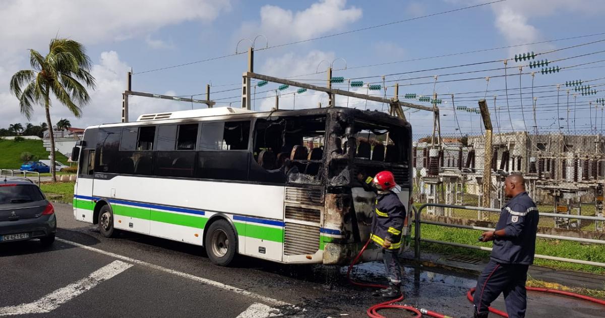 Un bus du réseau Mozaïk prend feu près du stade de Schoelcher