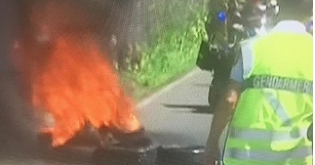 Un barrage de pneus enflammés à Sainte-Rose perturbe le Tour Cycliste