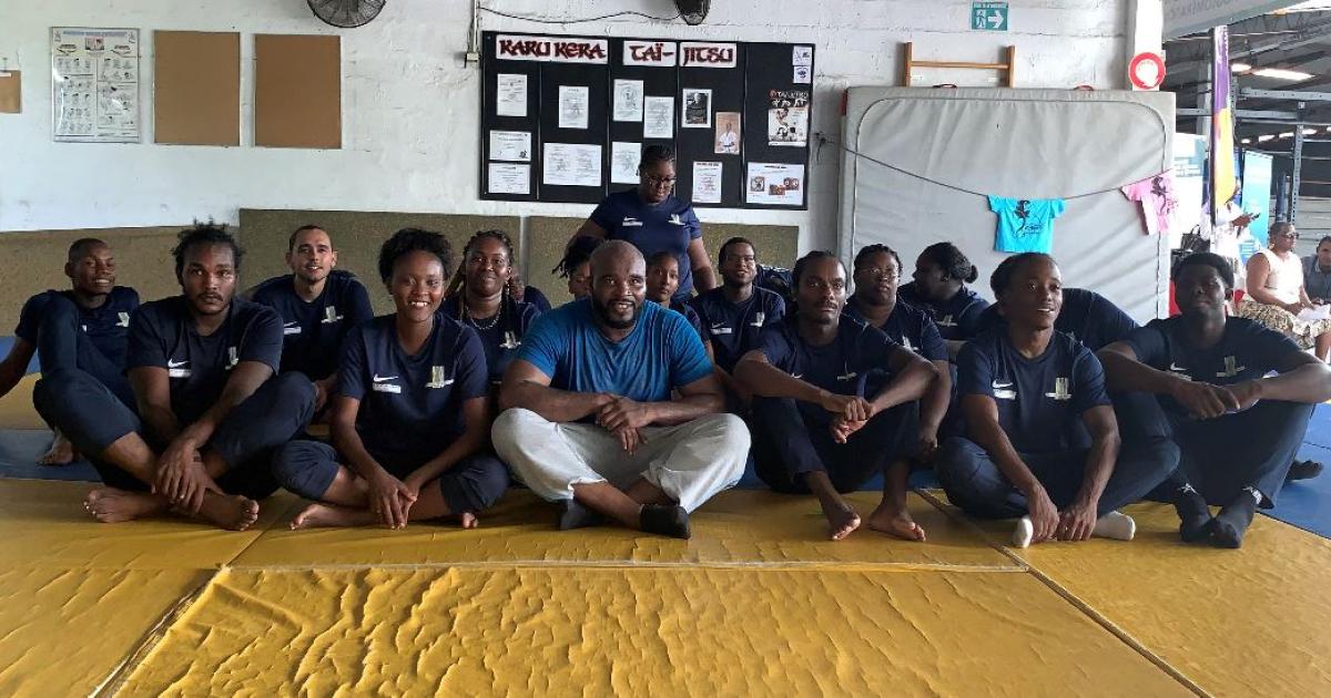     





Jean-Marck Mormeck donne une leçon de boxe à des jeunes en formation




