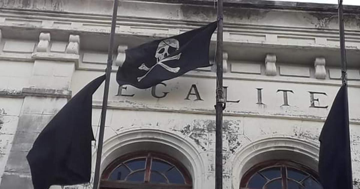 Trois drapeaux pirates hissés puis retirés sur le fronton de l'ancien palais de justice de Fort-de-France