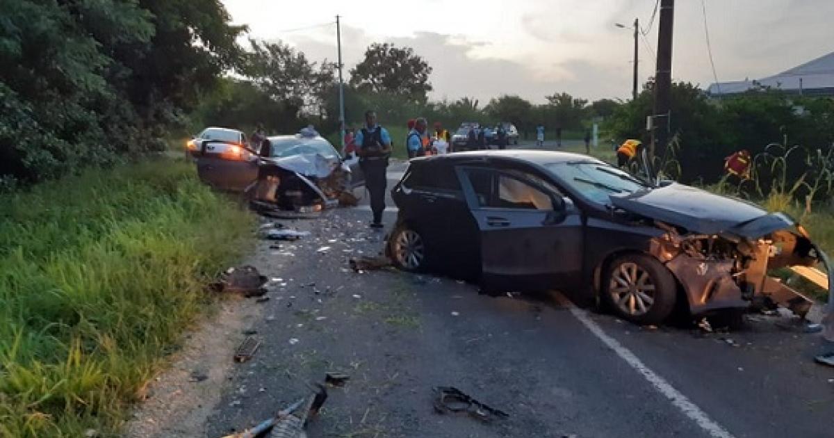Spectaculaire accident de la route à Port-Louis