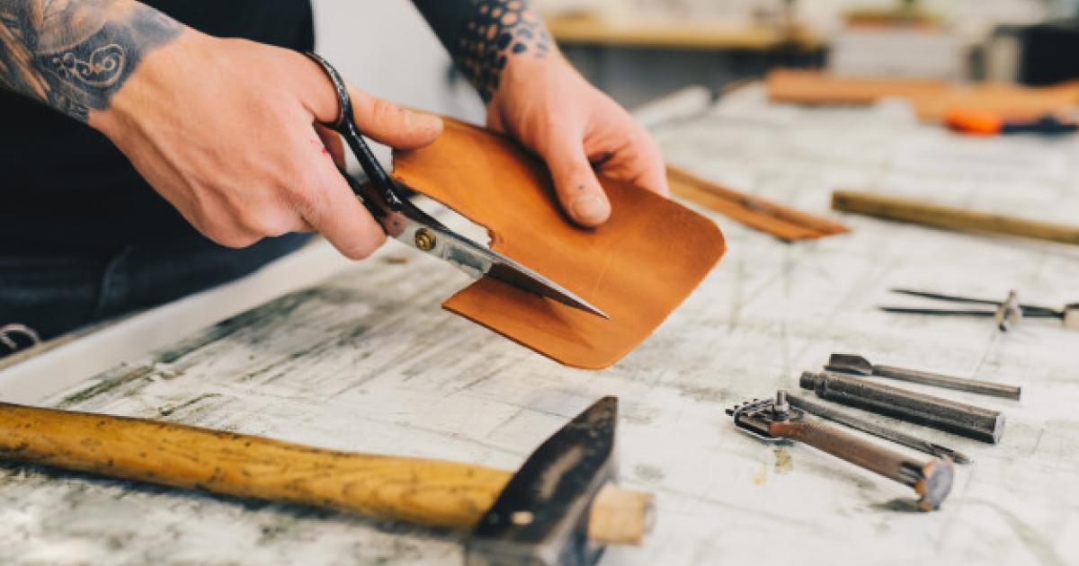Un artisan surprend un cambrioleur et use de ses outils