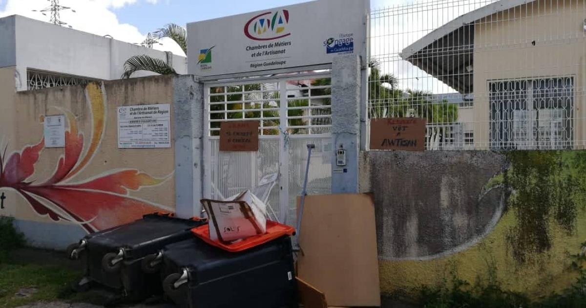     





Blocage à la Chambre des Métiers de Guadeloupe 




