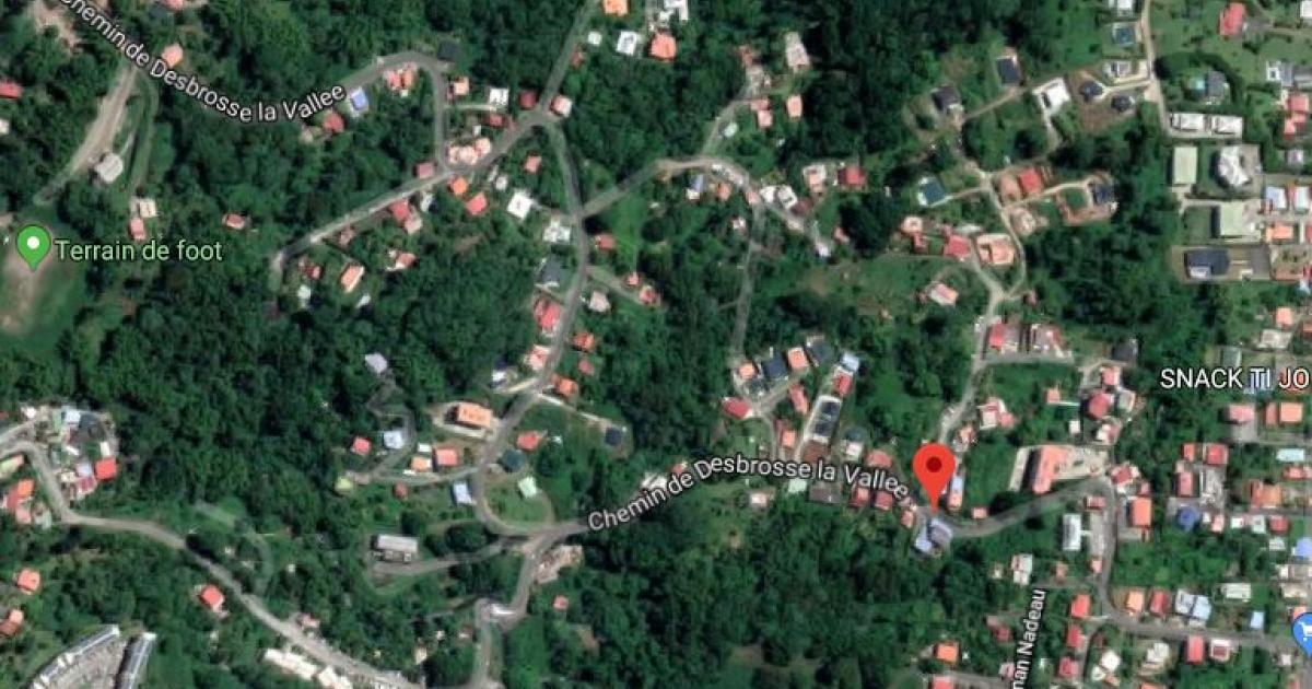     





Un automobiliste secouru en traversant un gué à Fort-de-France




