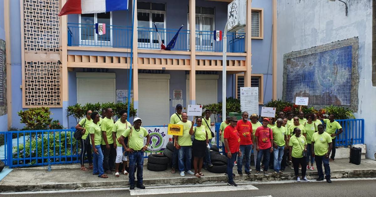 Des membres d'un syndicat mobilisés devant la mairie du Marin