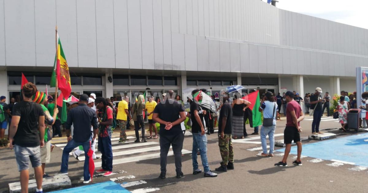     





Mobilisation devant le centre-commercial Carrefour Dillon




