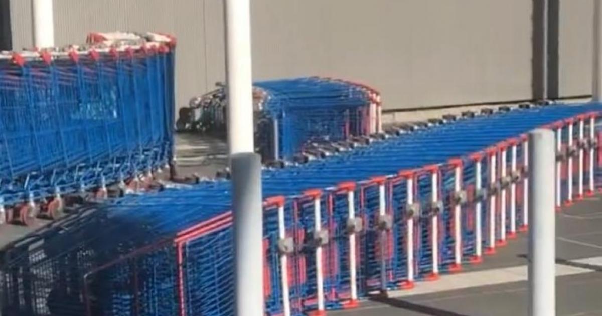 Des militants bloquent le centre commercial Carrefour Génipa