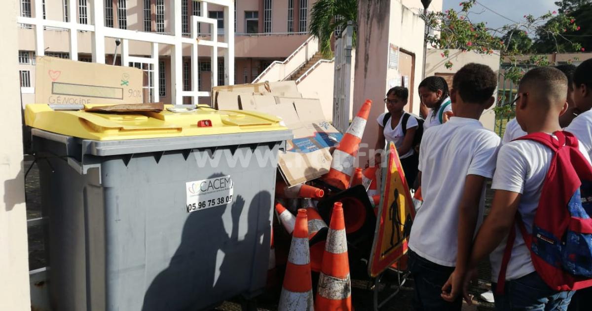     





Le collège de Terreville bloqué ce vendredi par les élèves




