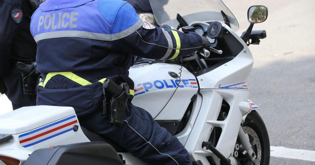 Il franchit une ligne continue et percute un motard de la police