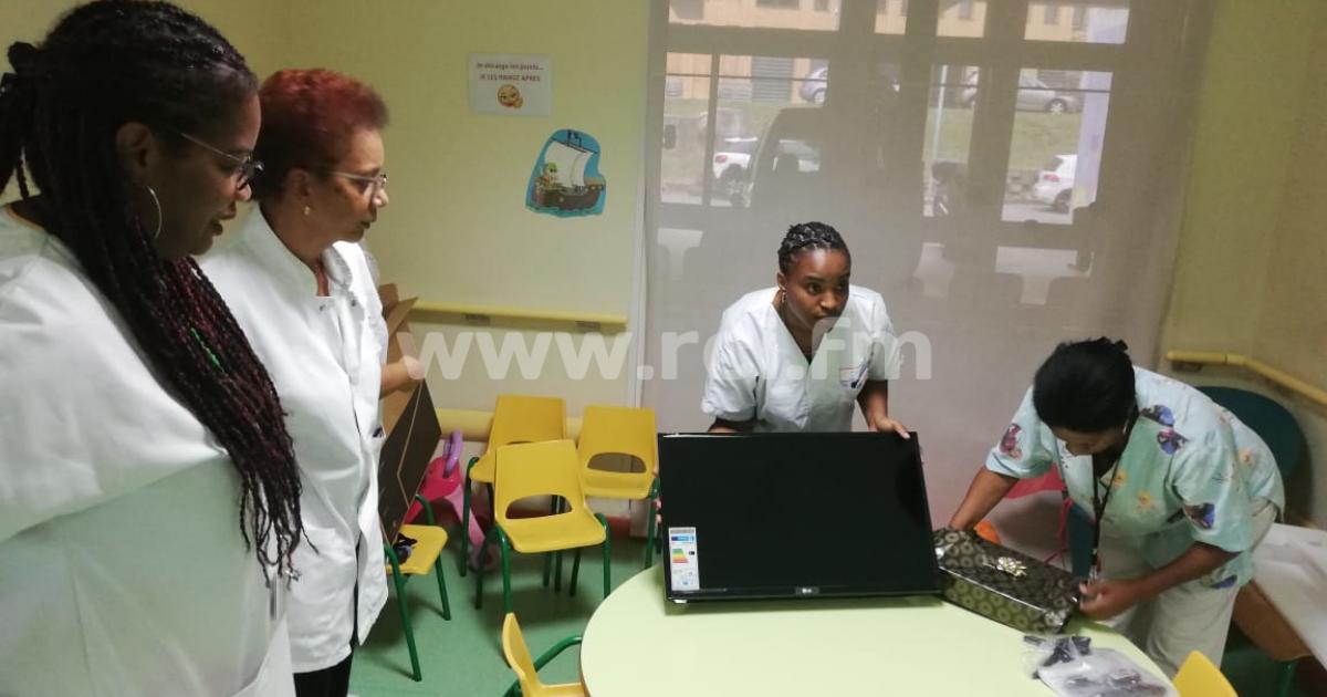     





Une télévision offerte au centre de drépanocytose à la MFME




