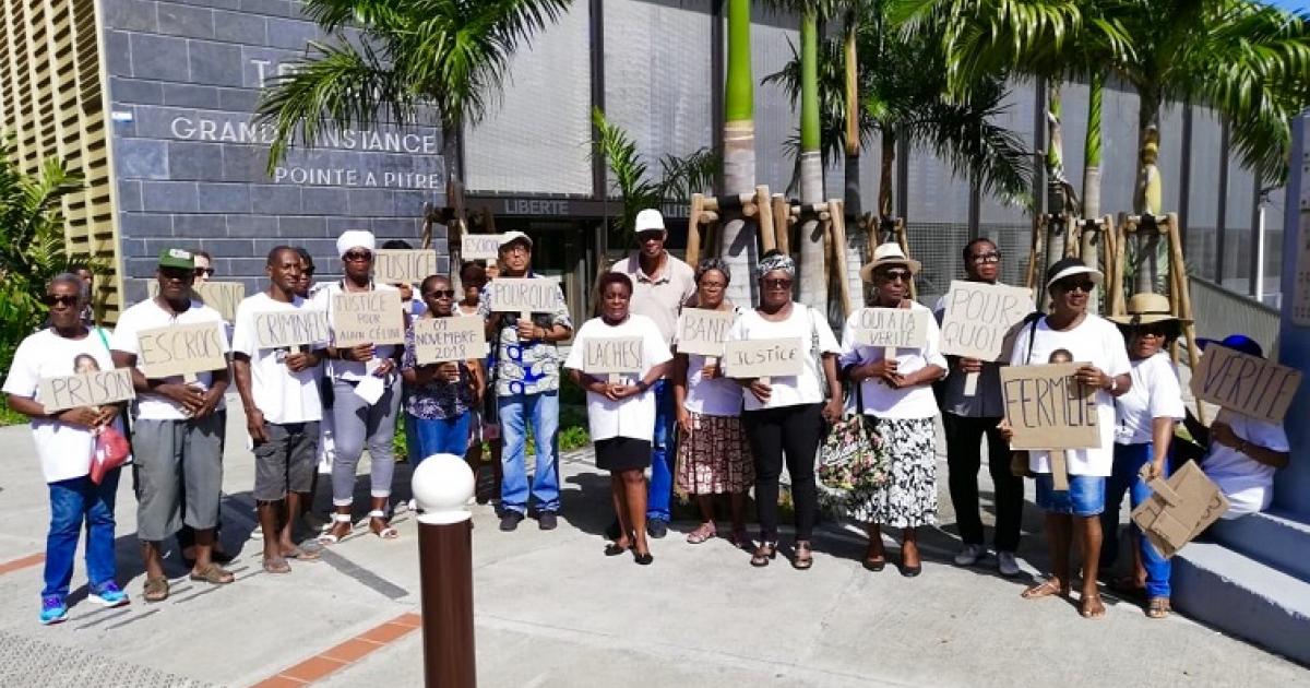     





Un rassemblement en blanc en hommage à Alain Célini




