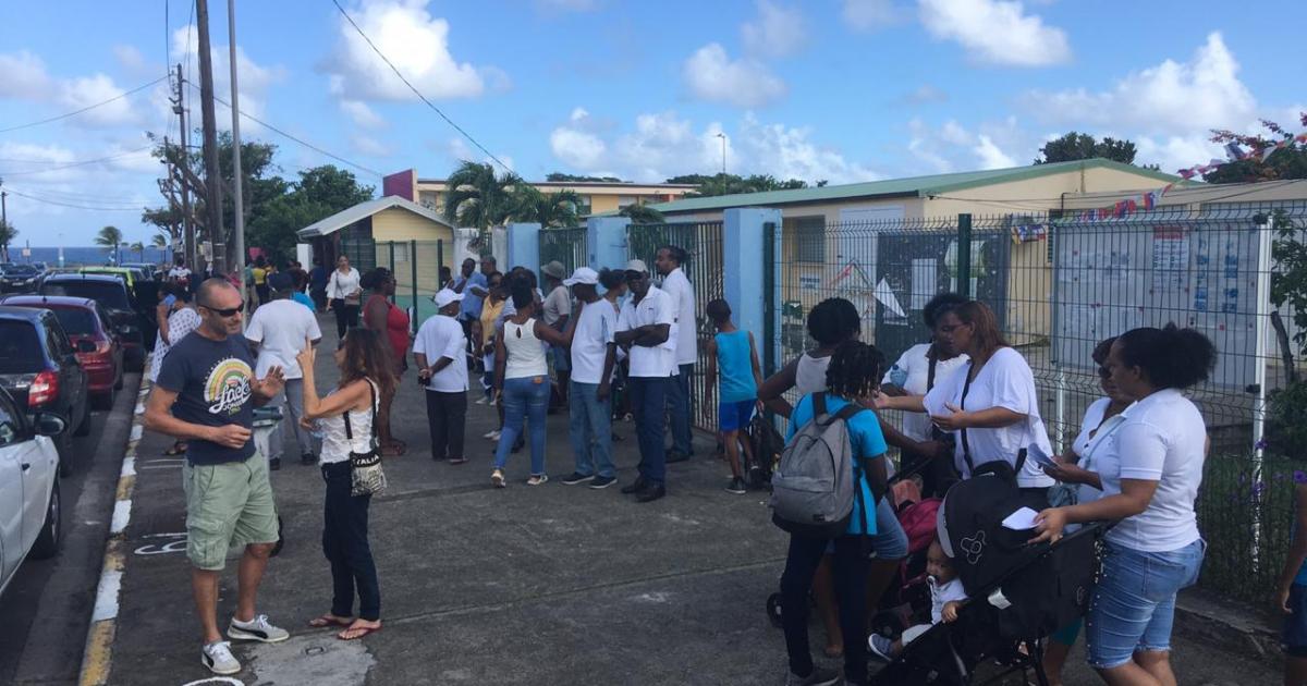 L'école Amédée Adélaïde au Moule bloquée