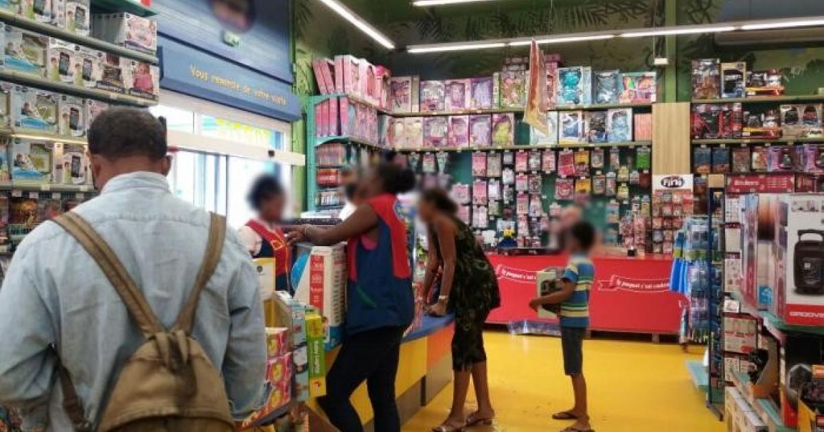     





Noël : les retardataires s'activent pour l'achat des derniers cadeaux




