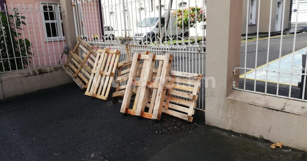 Des sociétés de pompes funèbres protestent contre le blocage de la mairie de Fort-de-France ce mardi matin