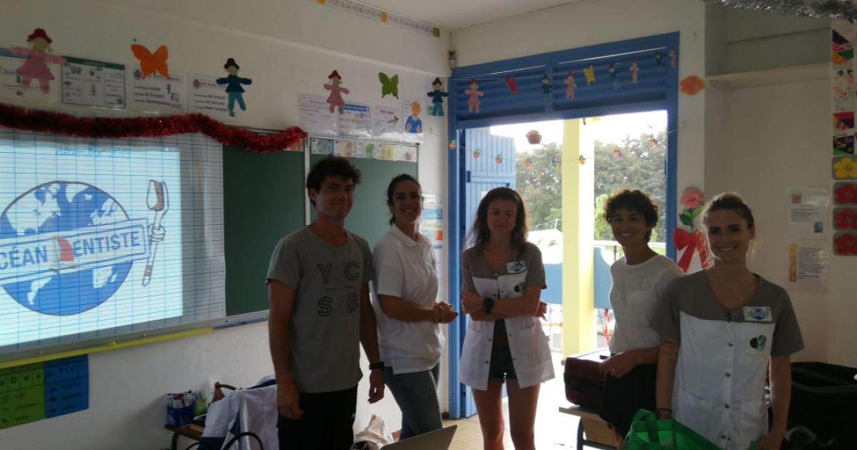 Des jeunes dentistes parcourent l'océan pour sensibiliser les enfants