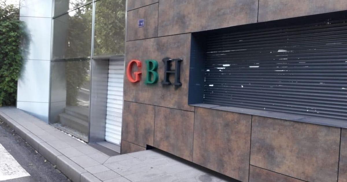 Les sigles GBH sur la façade du siège du Groupe Bernard Hayot repeints en rouge vert noir