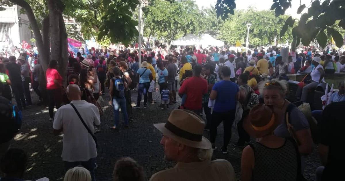 Plusieurs milliers de grévistes dans les rues de Pointe-à-Pitre