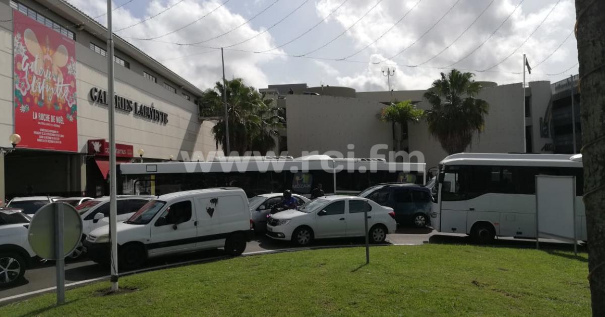 CFTU : les entrées de la Galleria bloquées par des bus