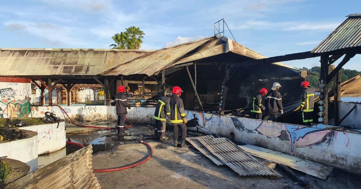 Un ex-restaurant de Schoelcher ravagé par les flammes