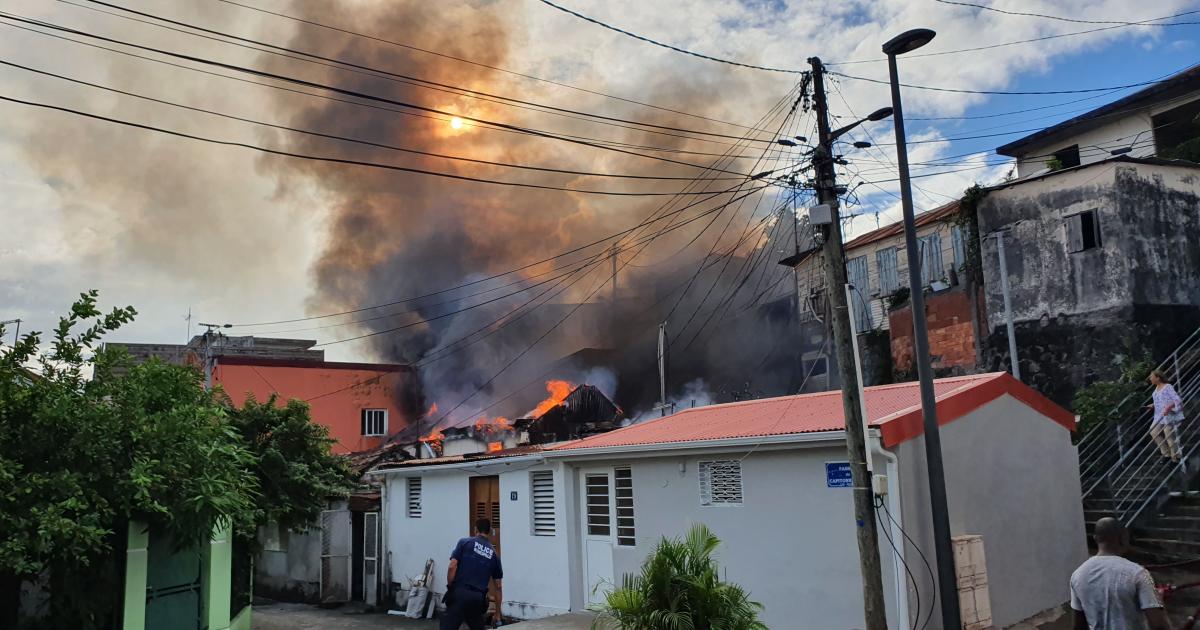 Une maison ravagée par les flammes à Fort de France