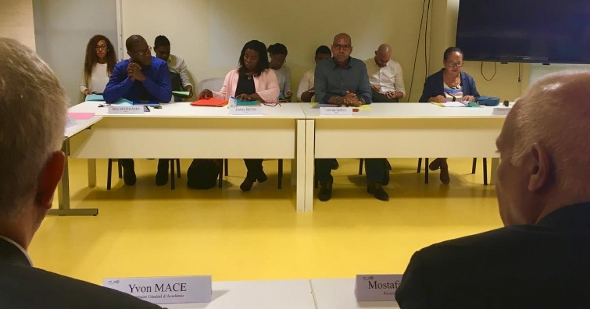 Les députés ont rencontré le recteur pour tenter de sortir de la grève