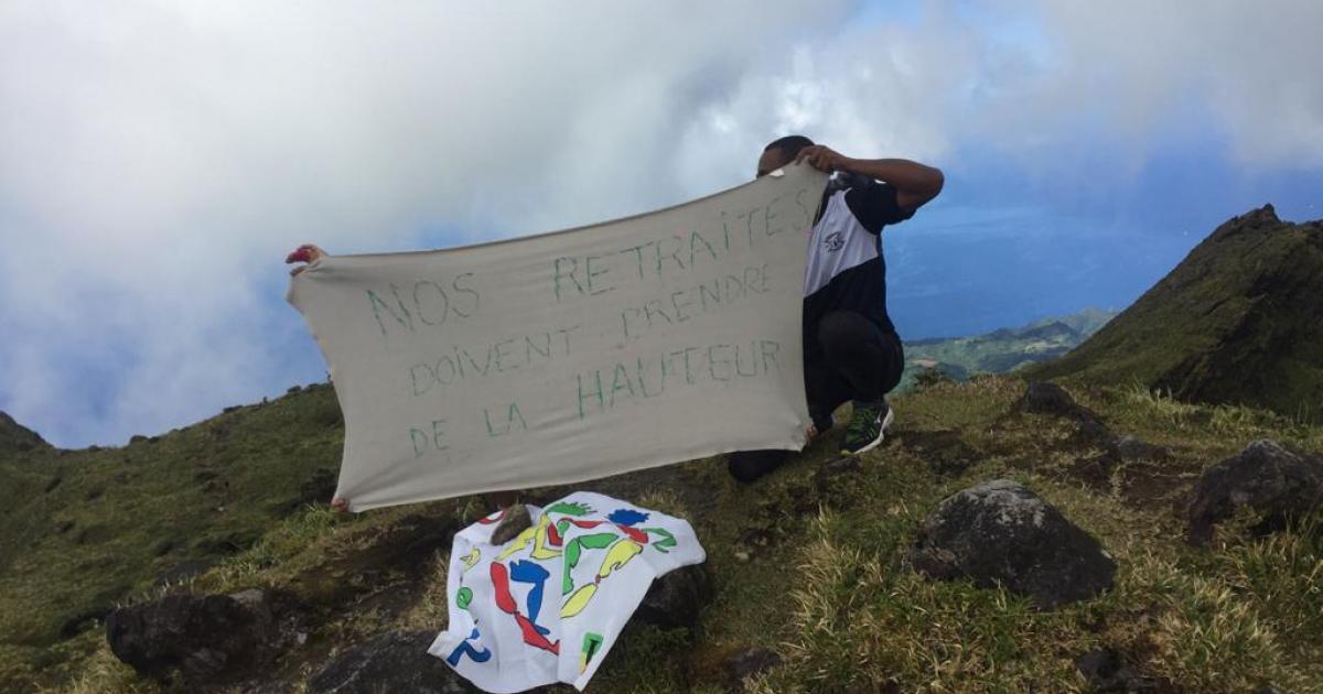 Des professeurs d'EPS au sommet de la montagne Pelée pour dire non à la réforme des retraites