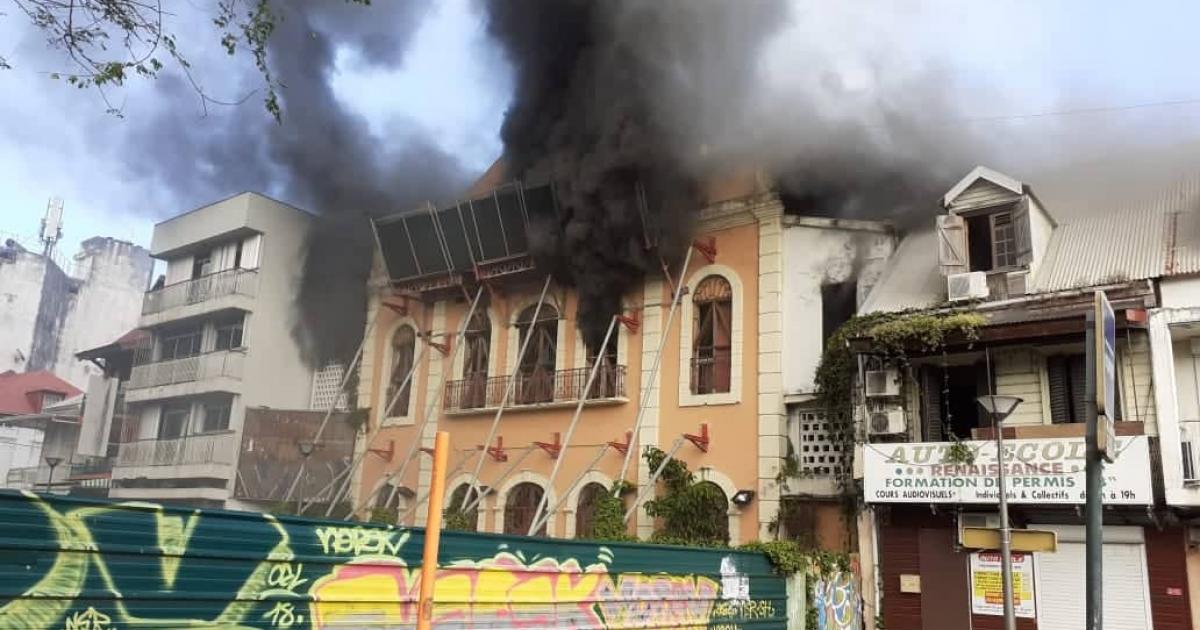 L'ancien cinéma Renaissance en feu à Pointe-à-Pitre