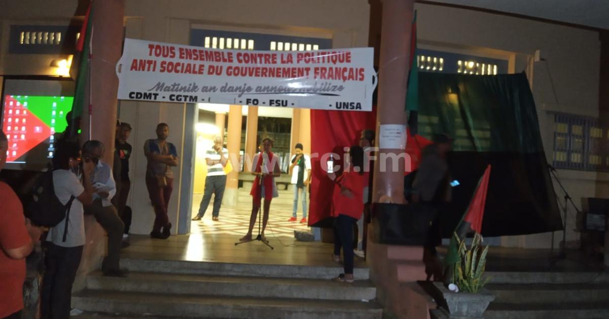 Une centaine de personnes présente lors du meeting en soutien aux 7 militants