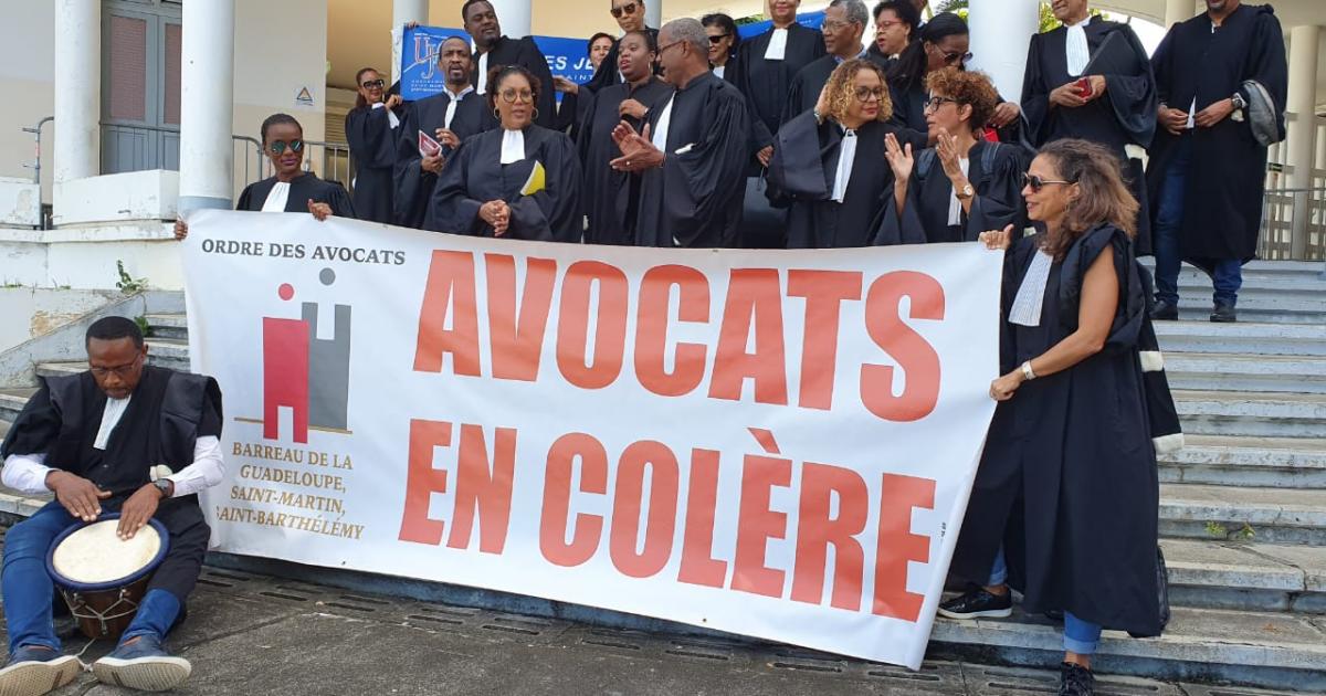 Retraites : les robes noires poursuivent leur mouvement