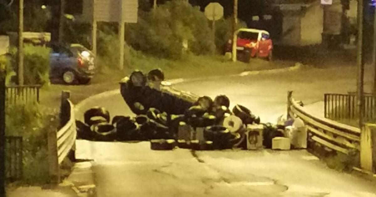 Des barrages érigés à Baie-Mahault