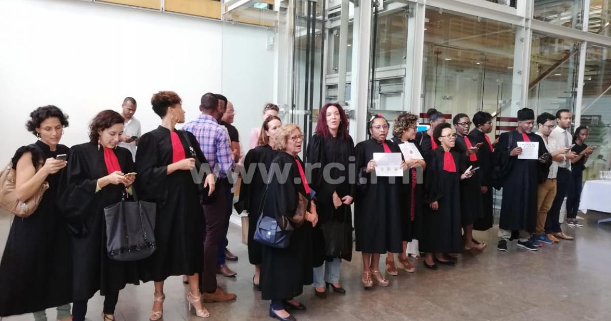 Les avocats de Martinique chantent contre la réforme des retraites