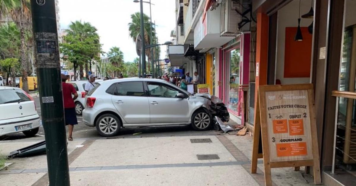 Une voiture fonce dans la devanture d'un fleuriste
