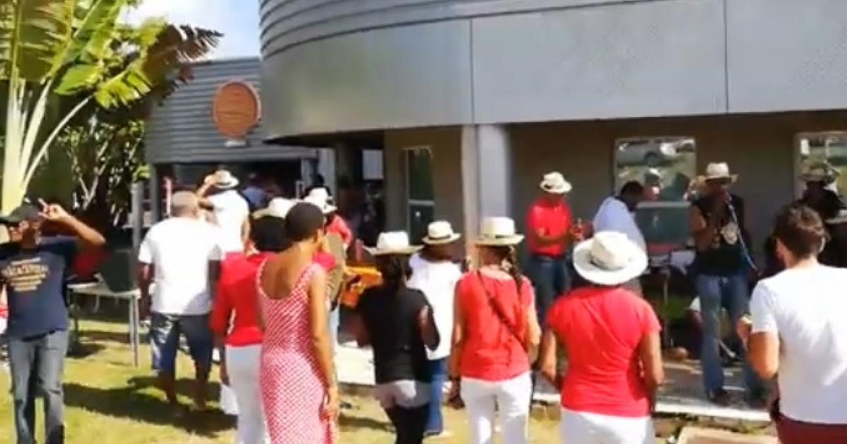     





Les salariés de France-Antilles marquent le coup pour leur dernier jour




