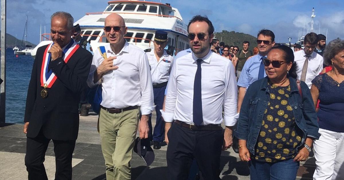     





"Vous êtes complètement à côté ma pauvre dame", l'échange tendu entre le ministre Lecornu et une Saintoise




