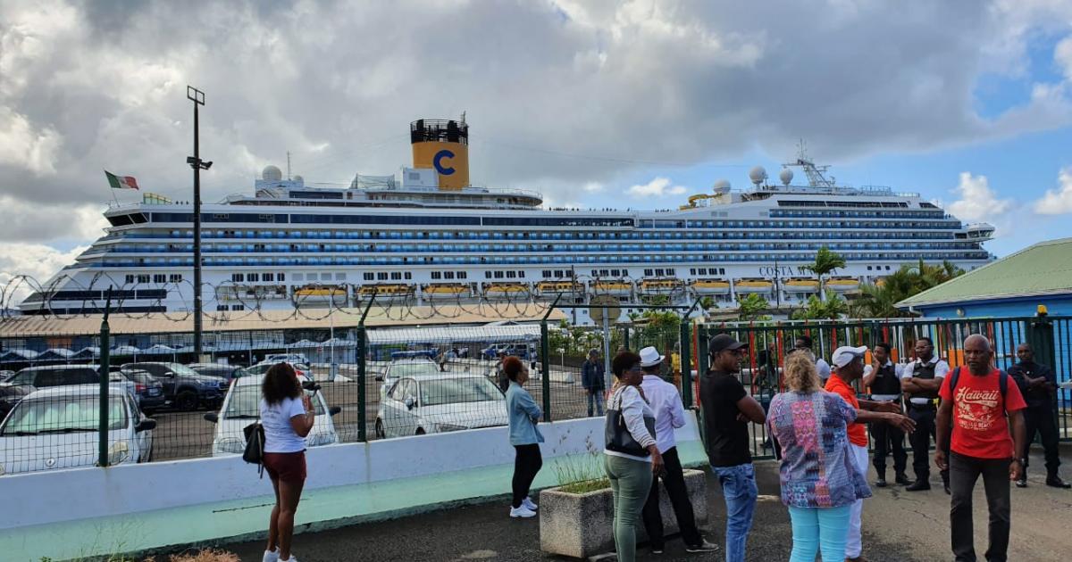 Après contrôle des autorités sanitaires, les passagers du Costa Magica descendent du navire