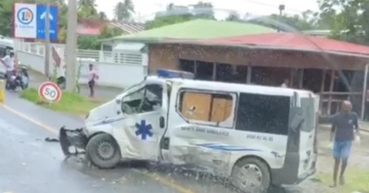 Accident sur la Riviera au Gosier : ambulance contre poteau