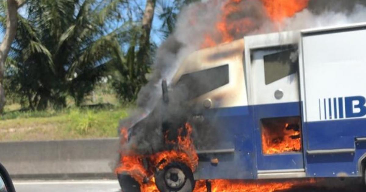 Un fourgon de la Brinks en feu sur la RN1