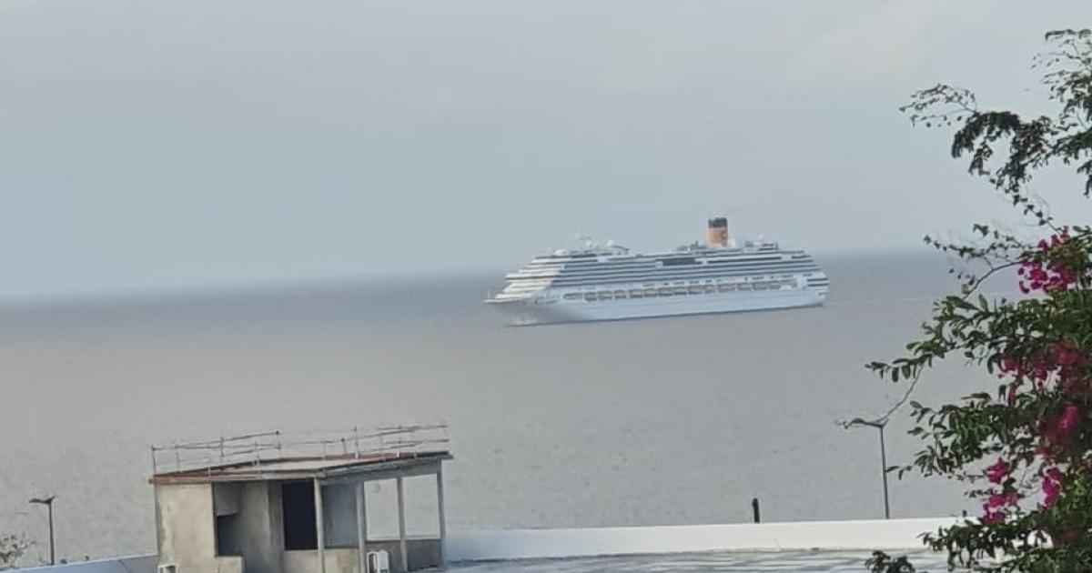 Le Costa-Favolosa est au large de la Martinique à l'arrêt