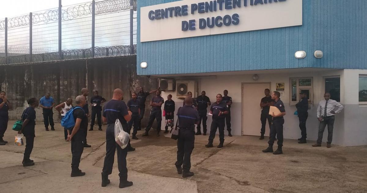Des agents pénitentiaires mobilisés devant la prison de Ducos