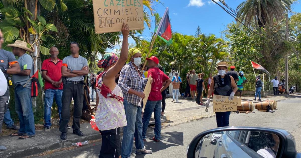Des dizaines de militants mobilisés devant la résidence du Préfet