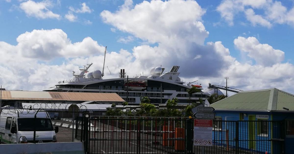 Que faisait le Dumond d'Urville à quai au port de Fort-de-France ?