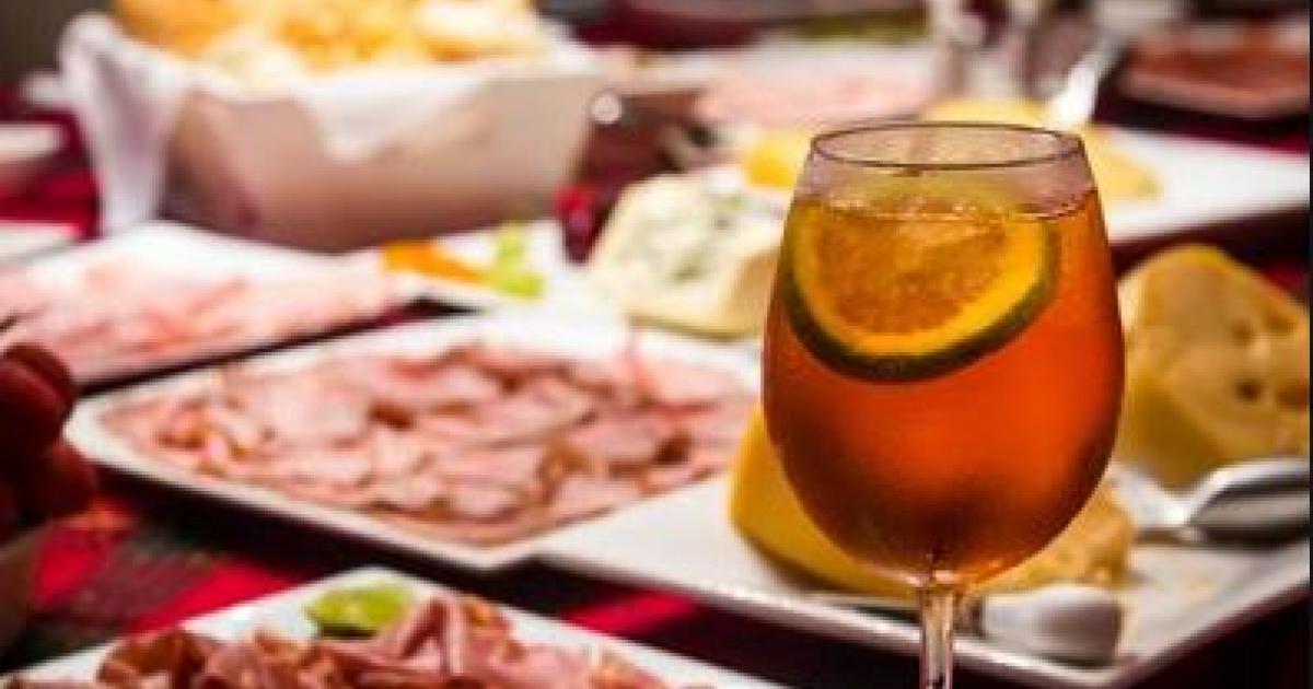     





En temps de confinement, la mode de l'apéro à distance




