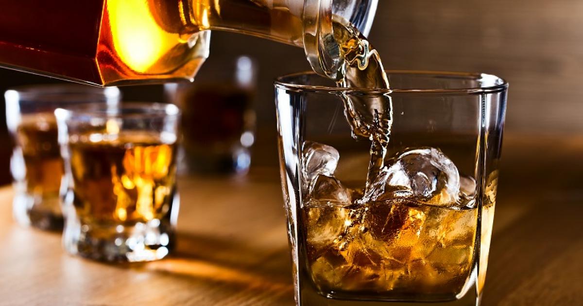 Une épicerie vendait des verres d'alcool à des clients en plein confinement