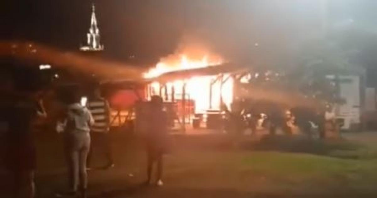    





Le local d'un groupe de carnaval fortement endommagé par un incendie




