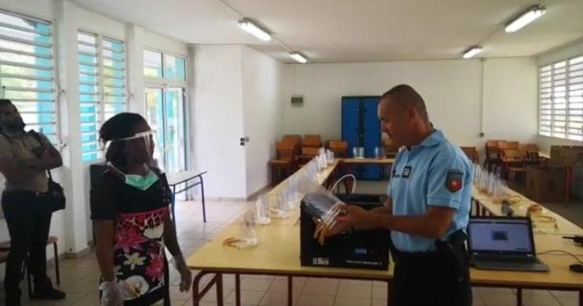     





Le Lycée Louis Delgrès offre des masques de protection à la gendarmerie




