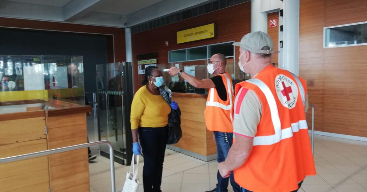 Coronavirus : Contrôle de passagers à l'aéroport Aimé-Césaire