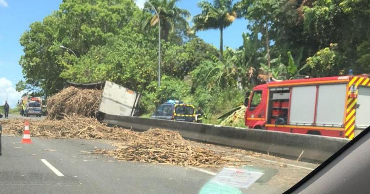 Longue intervention après l’accident d’un camion rempli de canne