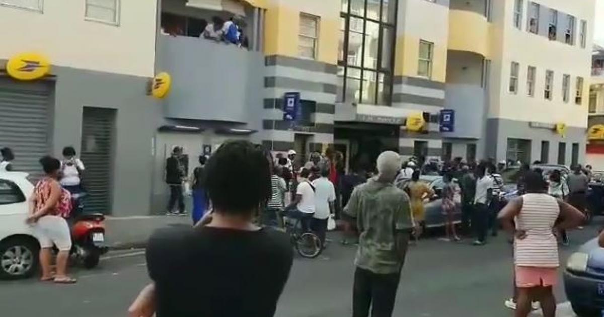     





Terres-Sainville : un blessé par arme blanche et des tensions devant la poste




